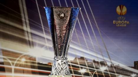 Diesen Pokal erhält der Sieger der Europa League in Warschau