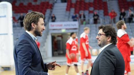 Andrea Trinchieri (r.) soll bei den Bayern um Geschäftsführer Marko Pesic (l.) ein Kandidat sein