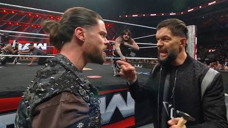 Finn Balor (r.) verweigerte bei WWE RAW Dominik Mysterio (hinten) die gewünschte Hilfe