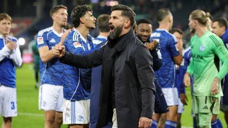 Muslic lässt sich mit der Mannschaft feiern