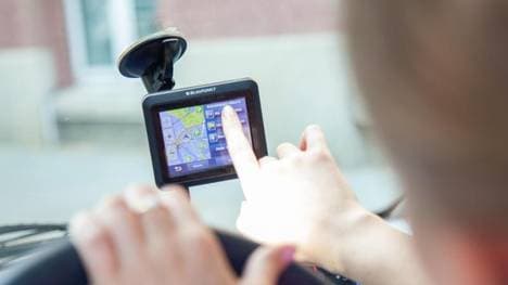 Kein Risiko eingehen: Für die Bedienung des Navis rechts ran fahren und anhalten. Jede noch so kleine Ablenkung kann im Straßenverkehr gravierende Folgen haben