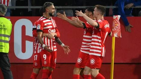 Taty Castellanos (l.) feiert seinen Viererpack