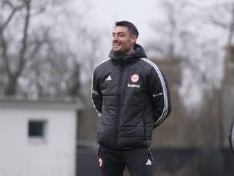 Nach nur 94 Tagen Amtszeit steht Albert Riera bei Eintracht Frankfurt schon wieder vor dem Aus. Das Duell mit Borussia Dortmund könnte für den 44-Jährigen womöglich bereits ein Endspiel sein.