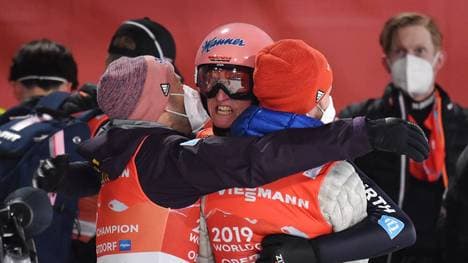 Karl Geiger (M.) gewann vier Medaillen bei seiner Heim-WM