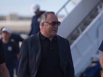 Vor dem WM-Auftakt gegen Deutschland ist Curaçao mit Trainer Dick Advocaat in den USA angekommen. Der Niederländer schwärmt von der Euphorie auf der Insel und einer großen Verabschiedungsparty.