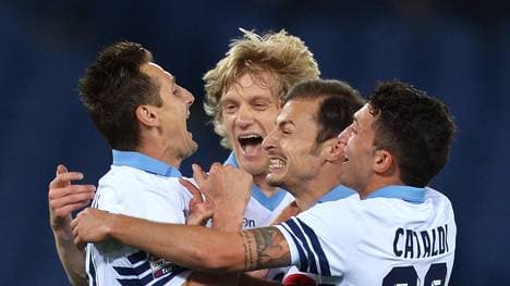 Miroslav Klose (l.) bejubelt seinen zwölften Saisontreffer