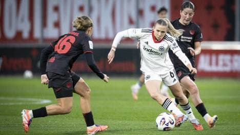 Elisa Senß im Duell mit zwei Leverkusenerinnen