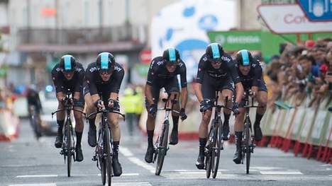 Das Team SKY kommt bei der Vuelta ins Ziel 