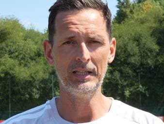 Dino Toppmöller spricht beim Training vom RC Lens über Neuzugang Michael Cuisance. Der ehemalige Frankfurter-Coach findet nicht, dass die Zeit des Franzosen beim FC Bayern München ein Misserfolg war. 