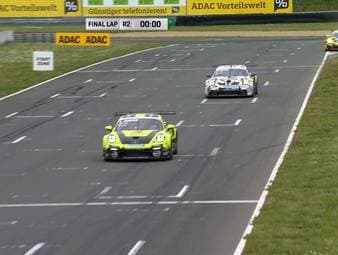 Einen Tag nach dem türkischen Premierensieg durch Ayhancan Güven siegt im Porsche Carrera Cup Germany erstmals Laurin Heinrich. In der Gesamtwertung wird es eng.