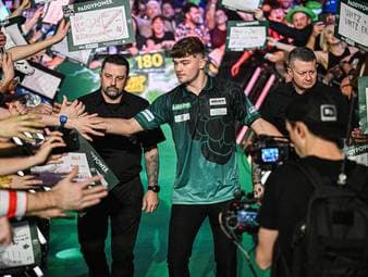 JETZT LIVE im TV & Stream: Nächster heißer Darts-Abend steht an