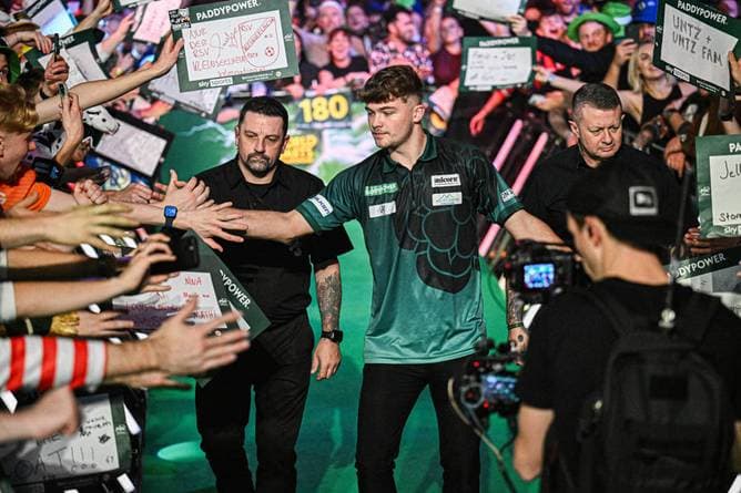 JETZT LIVE im TV & Stream: Nächster heißer Darts-Abend steht an