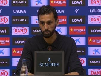 Real-Trainer Alvaro Arbeloa verhindert durch ein 2:0 gegen Espanyol die vorzeitige Meisterschaft von Barça. Der Coach hebt Doppelpackschütze Vinicius Junior als entscheidenden Faktor hervor.