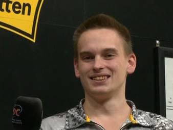 Ricardo Pietreczko schlägt Stephen Bunting mit 6:4 und zeigt sich danach mega glücklich.