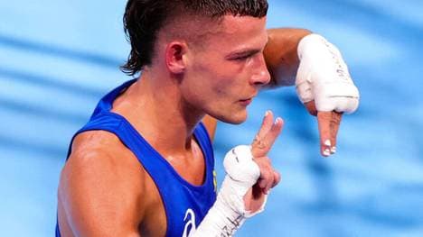 Harry Garside sorgt nicht nur mit lackierten Fingernägeln für Aufsehen