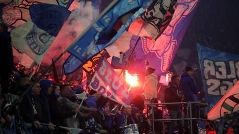 Beide Fanlager fielen mit Pyroeinsatz auf