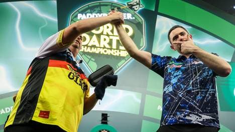 Luke Humphries (r.) musste gegen Gabriel Clemens (l.) bis ans Limit gehen