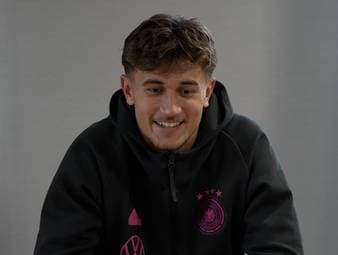 Tom Bischof wurde nicht für die A-Nationalmannschaft nominiert und spielt in dieser Länderspielpause für die deutsche U21 - auf der Pressekonferenz spricht er darüber.