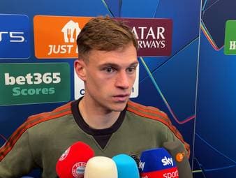 Joshua Kimmich holt sich beim Stand von 6:0 des FC Bayern bei Atalanta Bergamo eine Gelb-Sperre ab und kann im Rückspiel nicht mitwirken. Auf die Frage, ob das Absicht war, weiß der Mittelfeld-Star von nichts.