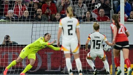 Giulia Gwinn (2.v.r.) trifft vom Punkt