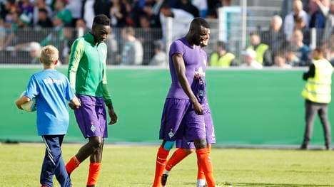 Nach der Pokal-Pleite in Lotte gehen die Profis von Werder Bremen mit hängenden Köpfen vom Platz