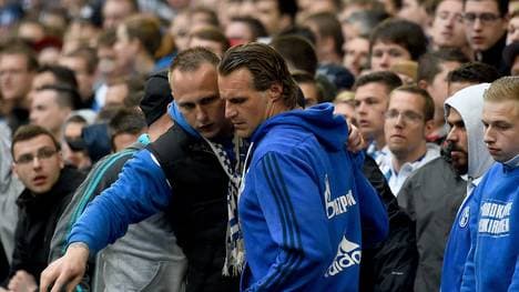 Torwart Christian Wetklo spricht mit den Fans von FC Schalke 04 nach dem Spiel gegen SC Paderborn 07 - Bundesliga