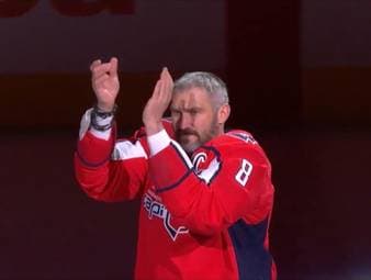 Alexander Ovechkin wurde für seinen NHL-Meilenstein von den Washington Capitals geehrt. Bei der Zeremonie kämpft der Russe mit den Tränen.