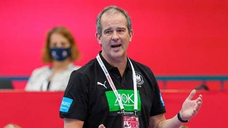 Henk Groener und die DHB-Frauen feiern einen Sieg