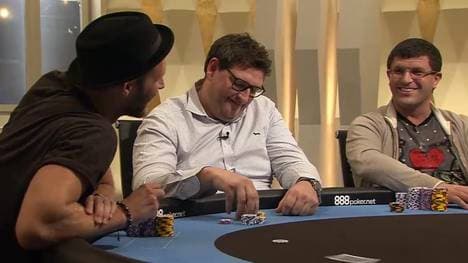 Leon Tsoukernik (r.) steigt in Folge 4 der German High Roller ein