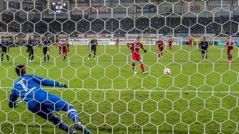 Rafael van der Vaart (HSV) trifft mit dem schnellsten Elfmeter der Bundesliga-Geschichte gegen Paderborn-Torwart Lukas Kruse zum 1:0