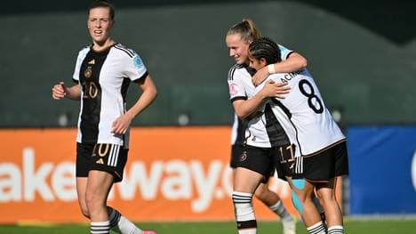 Franziska Kett (Mitte) schießt Deutschland ins Finale