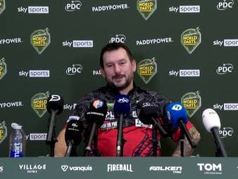 Jonny Clayton hat sein Match in der dritten Runde der Darts-WM mit viel Mühe gegen Niels Zonneveld gewonnen. Im Anschluss an die Partie zeigt er sich positiv und verrät, wie er die Spiele der Konkurrenz verfolgt.