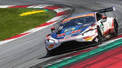 Der Aston Martin Vantage GT3 liegt gegen die anderen Autos im Hintertreffen