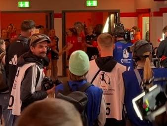 Nach der erfolgreichen Meisterschaft darf bei den Frauen des FC Bayern gefeiert werden. Trotzdem geht der Blick direkt nach vorne Richtung Champions-League-Halbfinale und dem möglichen Triple.