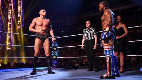 Gunther (l.) besiegte bei WWE SmackDown Xavier Woods