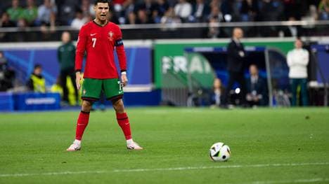 (240702) -- FRANKFURT, July 2, 2024 -- Cristiano Ronaldo of Portugal prepares before taking a penalty kick during the UEFA EURO, EM, Europameisterschaft,Fussball 2024 Round of 16 match between Portugal and Slovenia in Frankfurt, Germany on July 1, 2024. ) (SP)GERMANY-FRANKFURT-FOOTBALL-EURO 2024-PORTUGAL VS SLOVENIA XiaoxYijiu PUBLICATIONxNOTxINxCHN