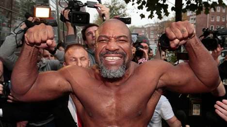Shannon Briggs sorgt beim Training von Wladimir Klitschko für Aufsehen