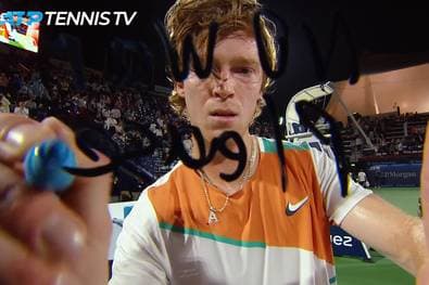 Auf die Kamera: Russischer Tennis-Star mit Botschaft an Putin