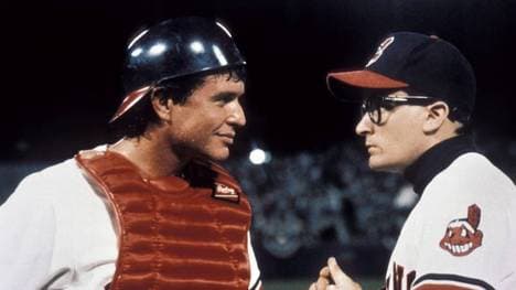 Charlie Sheen (r.) und Tom Berenger im Film "Die Indianer von Cleveland"