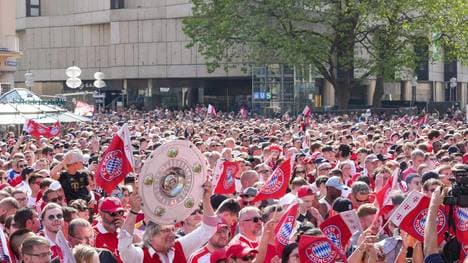 Münchner Fans bei der Meisterfeier auf dem Marienplatz
