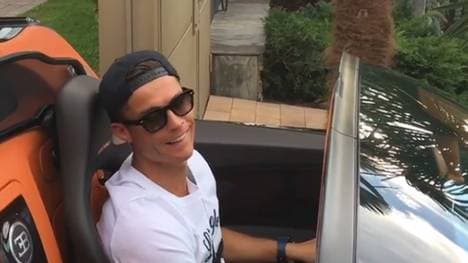 Cristiano Ronaldo sitzt stolz in seinem Bugatti Veyron