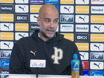 Auf der Pressekonferenz wird Guardiola zu der aktuellen Form von Bayern München gefragt. Dabei schwärmt der Spanier vom gesamten Verein und spricht von einer "außergewöhnlichen Leistung" 