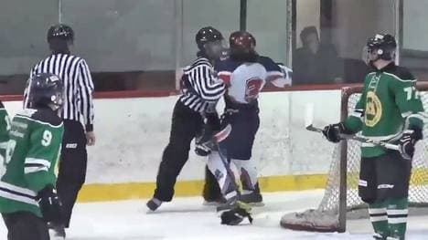 Die schockierende Szene: Spieler und Schiedsrichter geraten aneinander