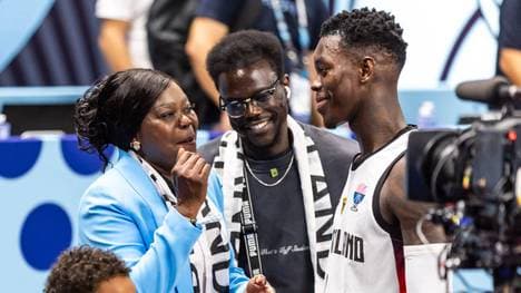 Dennis Schröder mit seiner Mutter beim Slowenien-Spiel