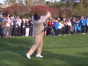 Travis Kelce von den Kansas City Chiefs fängt normalerweise Footbälle - und trifft nun bei einem Golfturnier als Amateur beinahe eine Zuschauerin. 