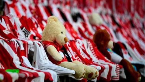Ein Teddybär auf der Tribüne des Rheinenergiestadions beim 1:2 des 1. FC Köln gegen Union Berlin