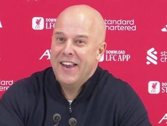 Arne Slot ärgert sich nach dem 0:0 gegen Leeds United über die Schiedsrichter. Der Liverpool-Coach versteht nicht, warum sein offensivstarkes Team kaum Strafstöße erhält, während der Gegner sich "clever" fallen lässt.