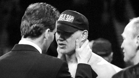 Axel Schulz (im Bild) verlor den umstrittenen Kampf gegen George Foreman