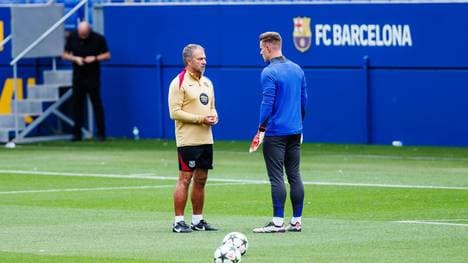 Hansi Flick (l.) im Gespräch mit Marc-André ter Stegen