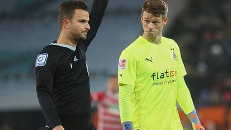 Jonas Omlin (r.) wurde nach seinem Patzer gegen Augsburg vom VAR gerettet